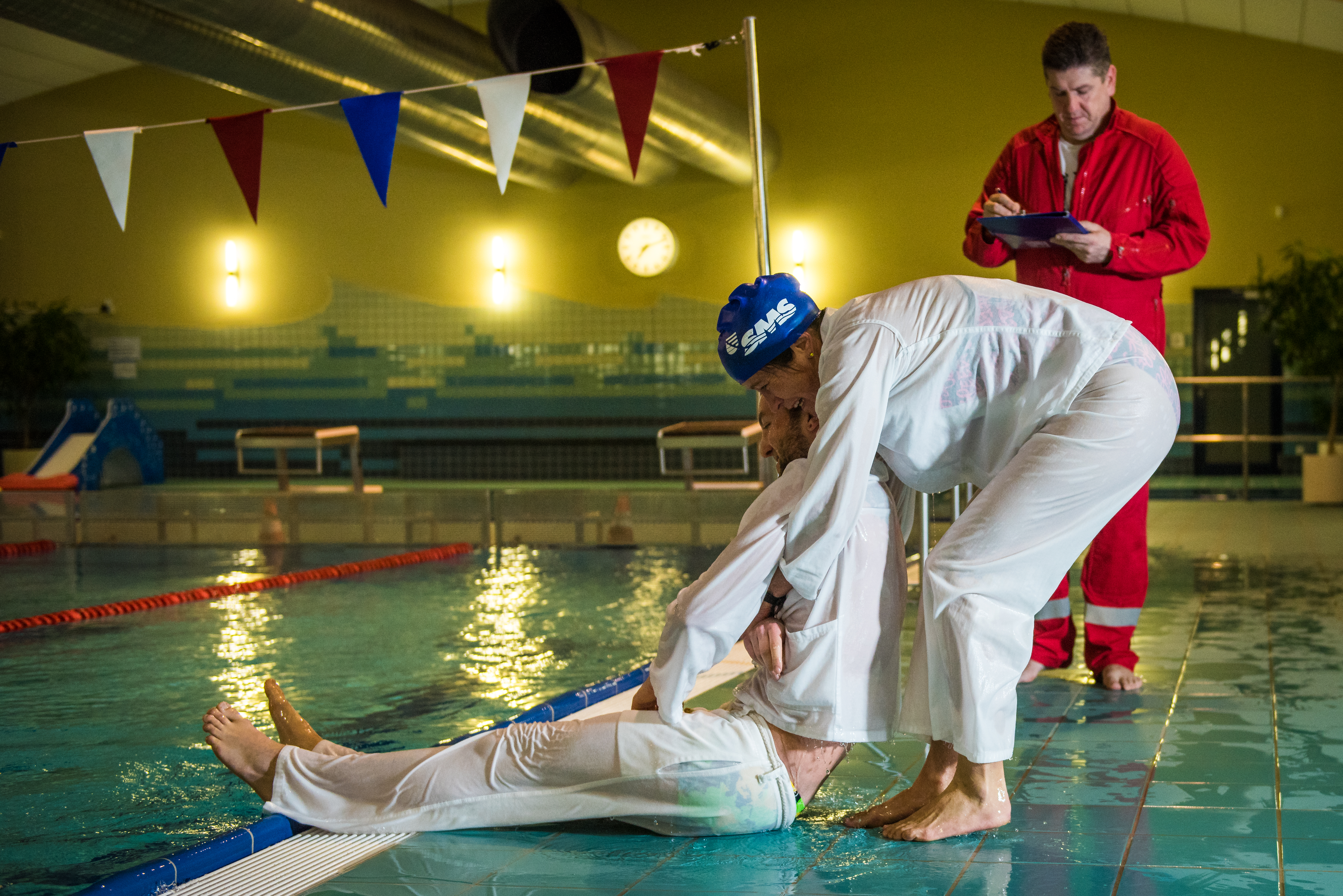 SWE Bder GmbH , Rettungstest fr die Schwimmmeister in der Schwimmhalle Johannesplatz