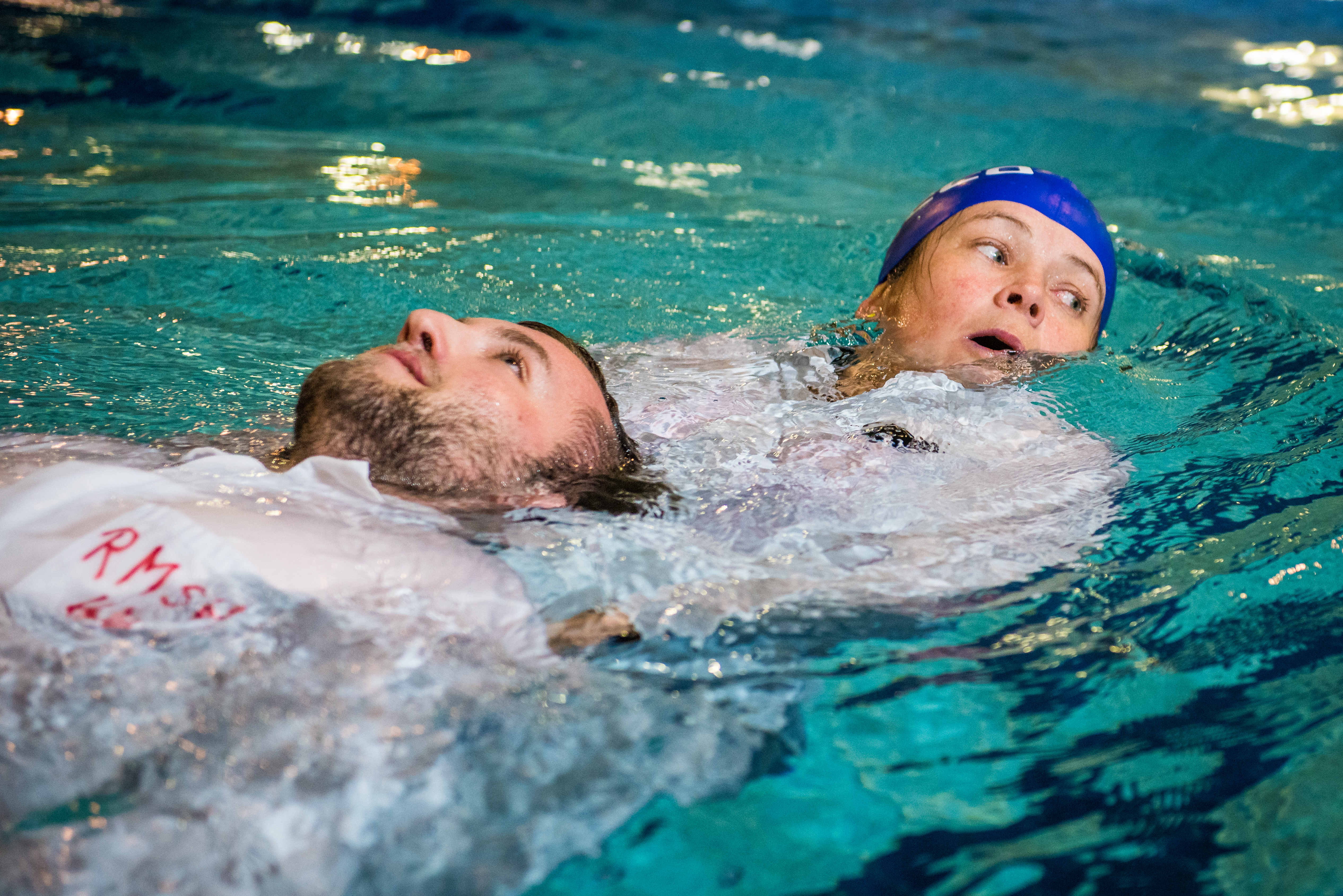 SWE Bder GmbH , Rettungstest fr die Schwimmmeister in der Schwimmhalle Johannesplatz