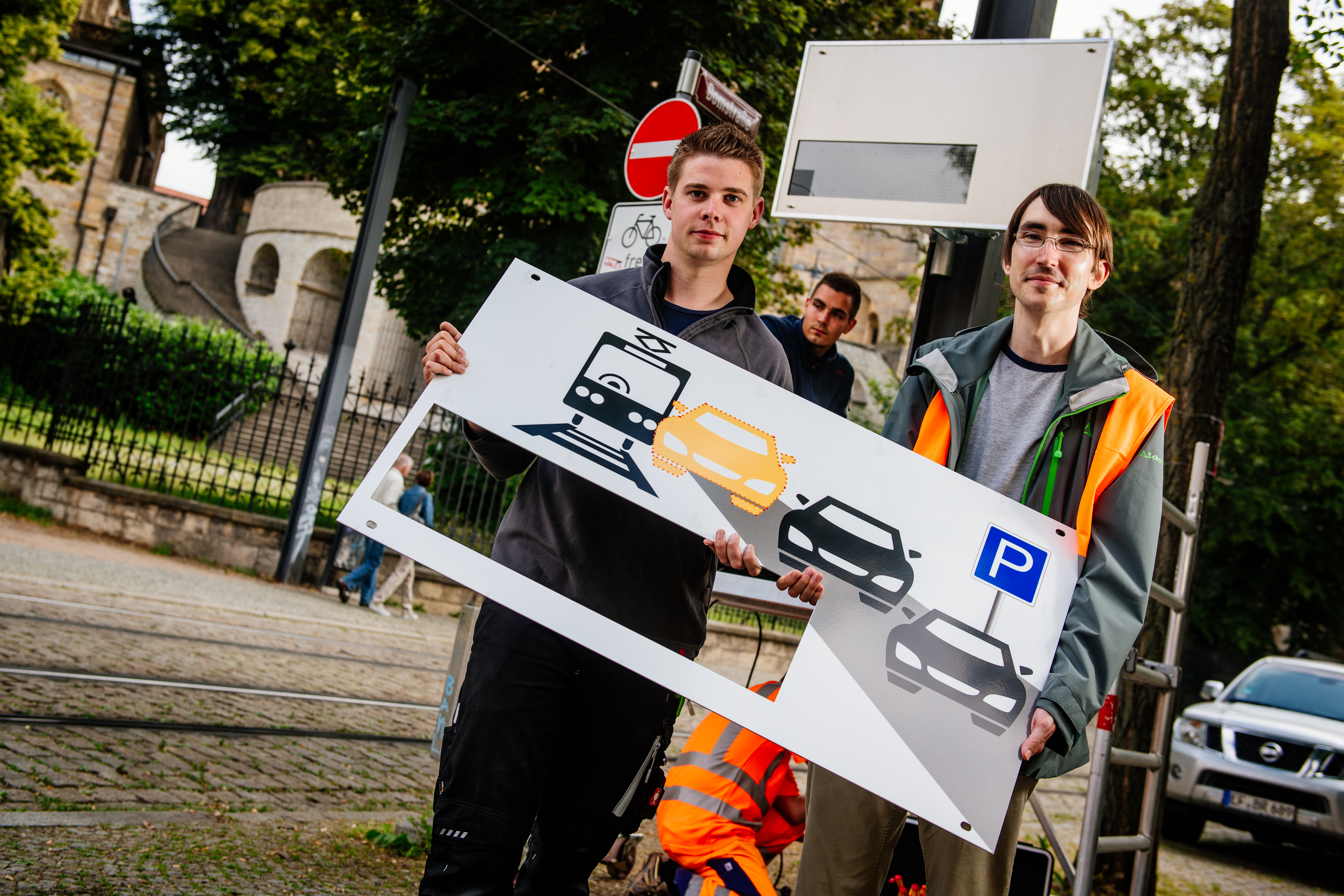 Elektronisches Hinweisschild zum richtigen Einparken an der Domstra§e in Erfurt