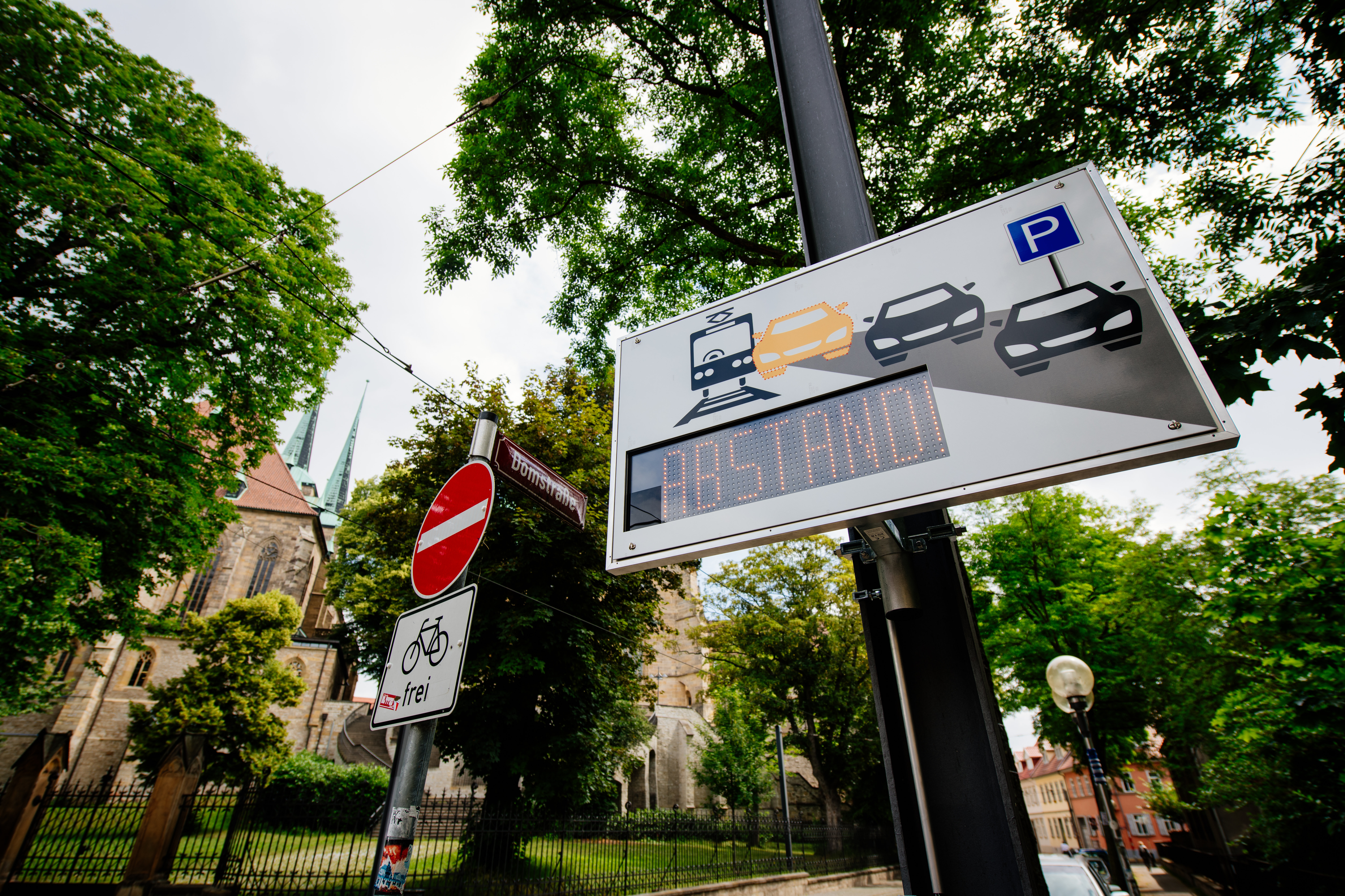 Elektronisches Hinweisschild zum richtigen Einparken an der Domstra§e in Erfurt