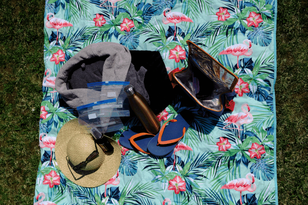 Handtuch+Bandeamntel+Kühltasche+Sonnenschutz+FlipFlops+Flasche+Zipper