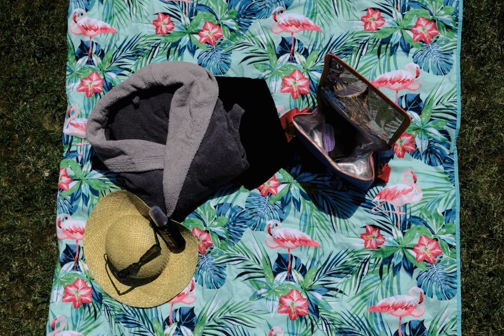 Handtuch+bademantel+Sonnenbrille+Sonnenhut+Sonnencreme