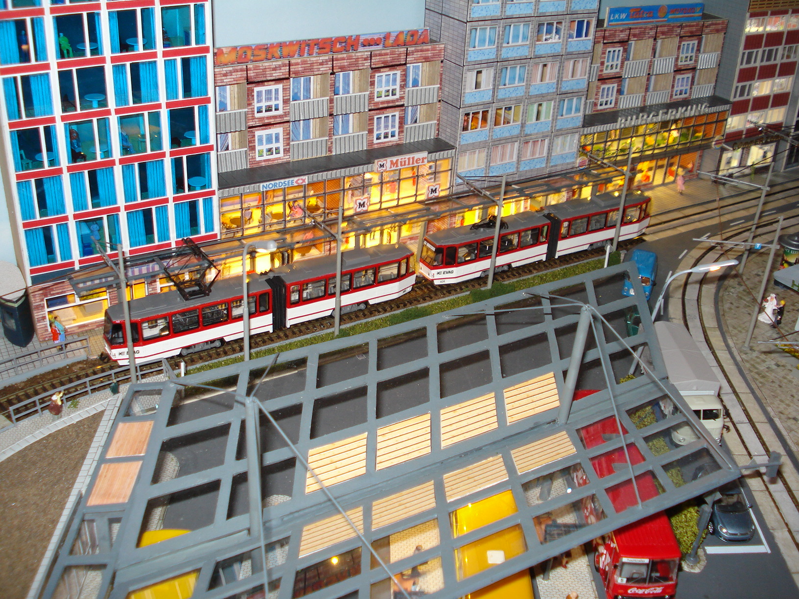 Tatra-Traktion an Haltestelle Hauptbahnhof