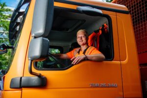 Eine Frau sieht orange