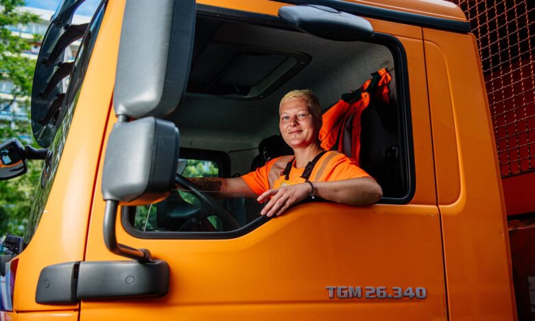 Eine Frau sieht orange