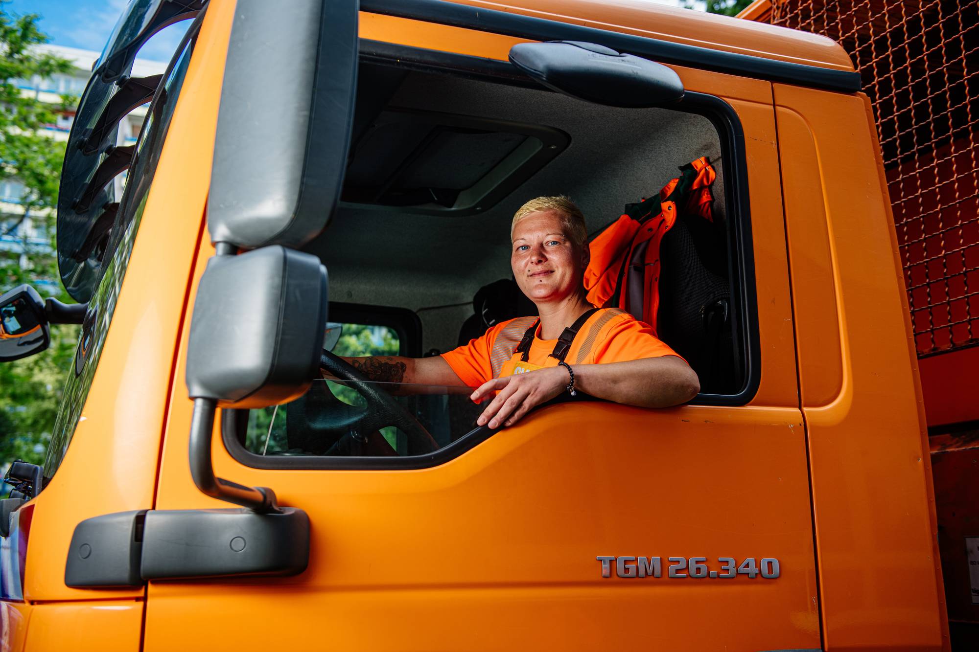 Eine Frau sieht orange