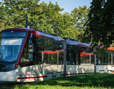 Eine Straßenbahn vom Typ Tramlink in der Wendeschleife Domplatz.