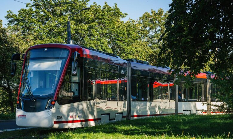 Eine Straßenbahn vom Typ Tramlink in der Wendeschleife Domplatz.