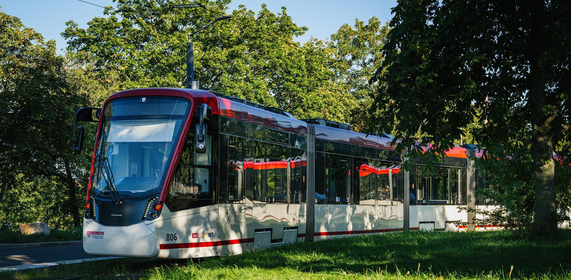 Eine Straßenbahn vom Typ Tramlink in der Wendeschleife Domplatz.