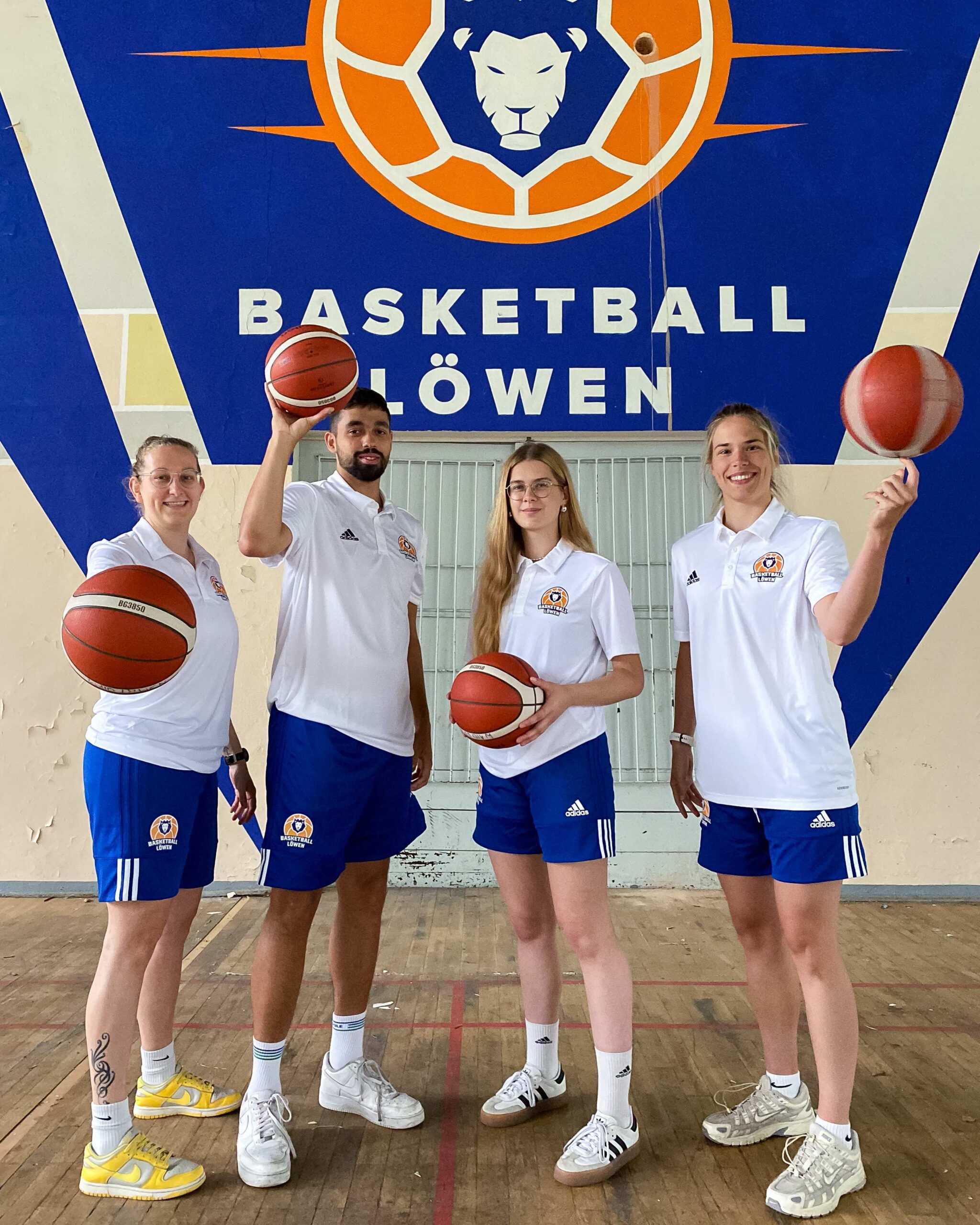 Anna-Sophie Metzdorf, Nora Kirschstein und Lilly Feistkorn mit Headcoach Yaqub Mohammad. Neben den Löwinnen trainiert er seit dieser Saison männliche Leistungsteams im gemeinsamen Nachwuchsprogramm in Gotha und Erfurt