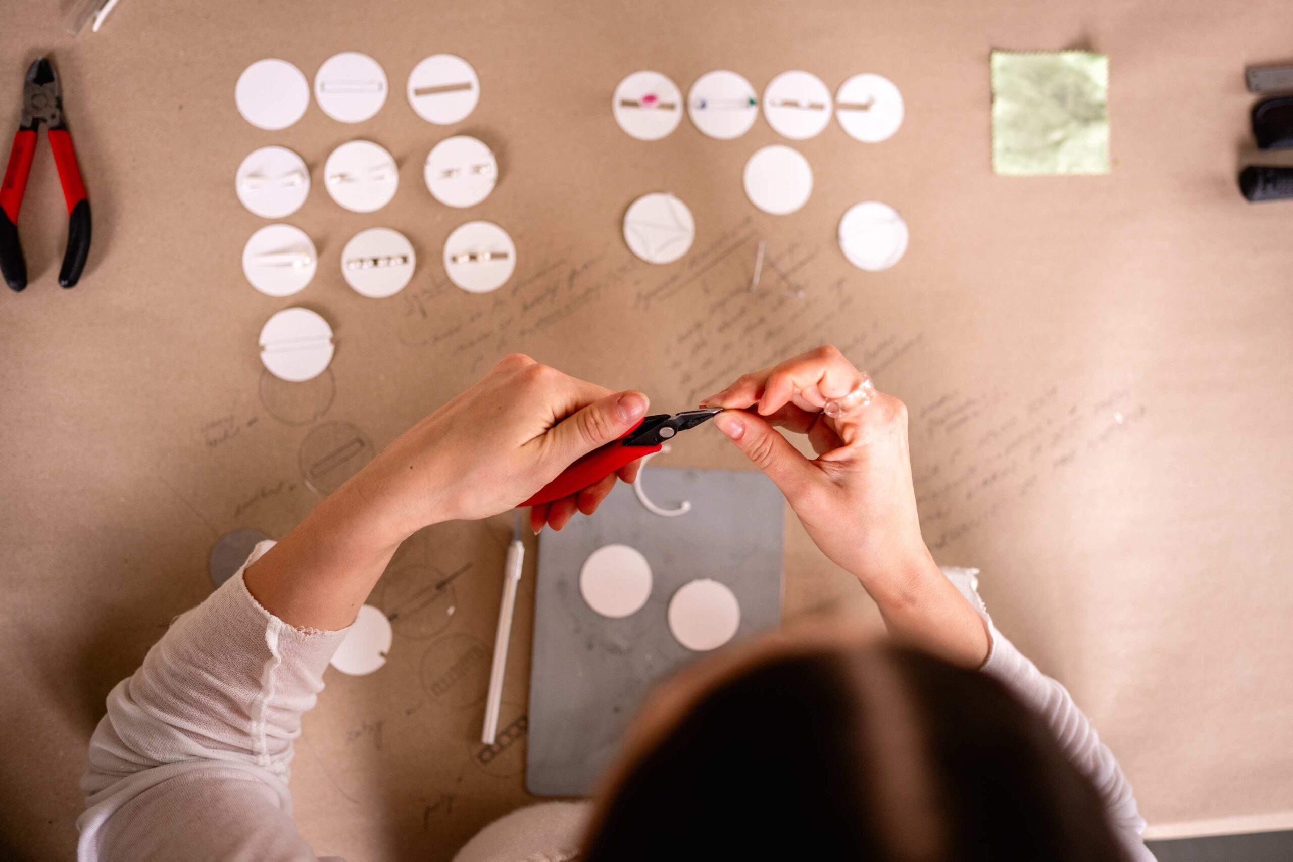 25/07/2025 - Erfurt: Lucia Čarnogurská aus der Slowakei fertigt Schmuckstücke am 25. Juli 2025 in den Künstlerwerkstätten der Landeshauptstadt Erfurt...Zehn internationale Künstler:innen sind für zwei Wochen beim Erfurter Schmucksymposium in den Künstlerwerkstätten der Landeshauptstadt Erfurt./._________________.Foto: Jacob Schröter (017623787412)
Thüringen, Deutschland, 2025, Erfurt, Schmuck, Künstler, Arbeit, Kunst
Künstlerwerkstätten, Garnisonslazarett, Geraaue, ehemalige BUGA-Fläche
Künstlerwerkstätten, Garnisonslazarett, Geraaue, ehemalige BUGA-Fläche