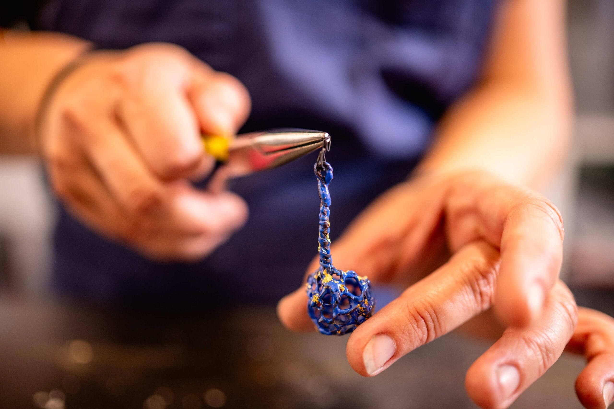 25/07/2025 - Erfurt: Die Leiterin der Künstlerwerkstätten, Mandy Rasch, fertig Single Ohrringe am 25. Juli 2025 in den Künstlerwerkstätten der Landeshauptstadt Erfurt...Zehn internationale Künstler:innen sind für zwei Wochen beim Erfurter Schmucksymposium in den Künstlerwerkstätten der Landeshauptstadt Erfurt./._________________.Foto: Jacob Schröter (017623787412)
Thüringen, Deutschland, 2025, Erfurt, Schmuck, Künstler, Arbeit, Kunst
Künstlerwerkstätten, Garnisonslazarett, Geraaue, ehemalige BUGA-Fläche
Künstlerwerkstätten, Garnisonslazarett, Geraaue, ehemalige BUGA-Fläche