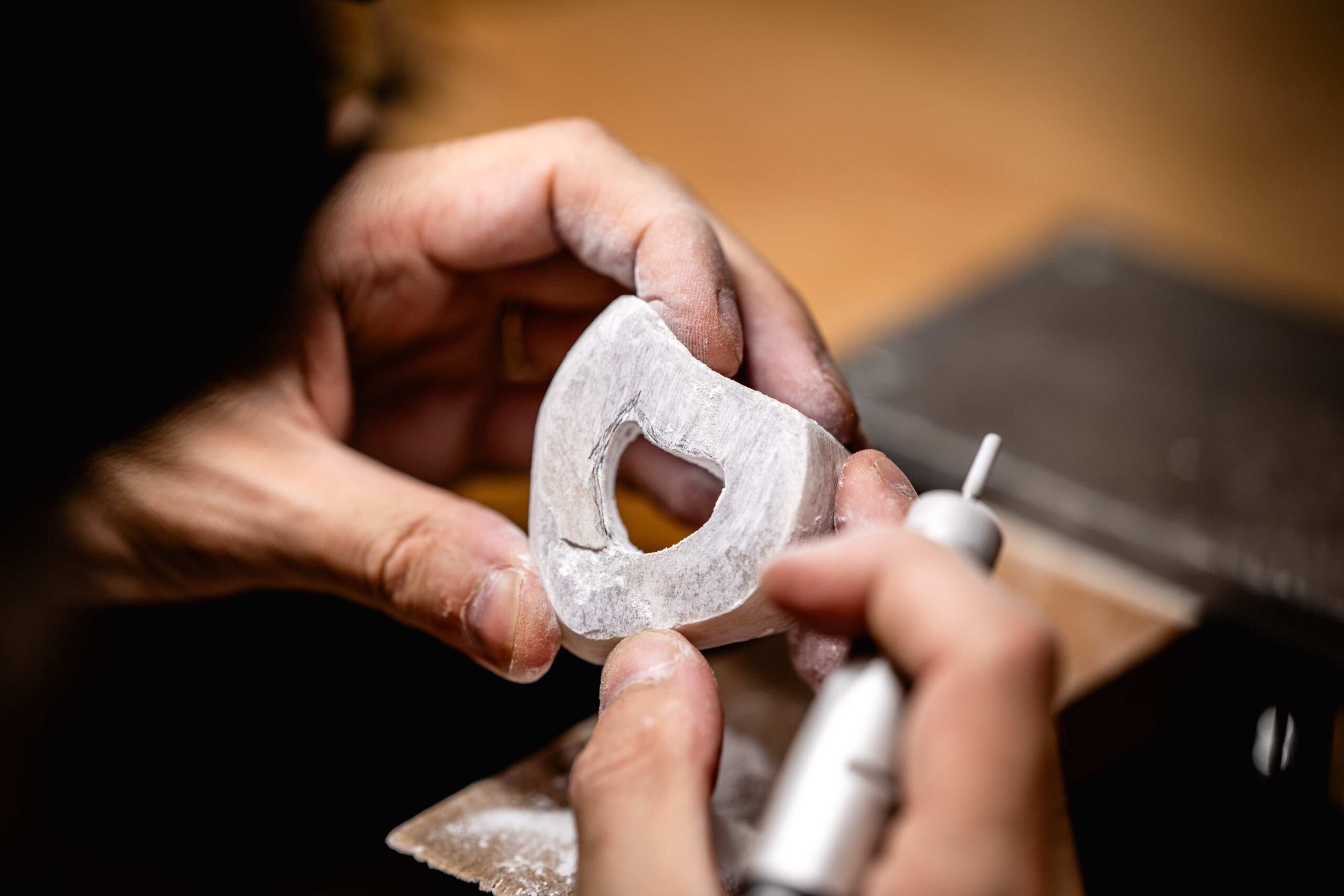 25/07/2025 - Erfurt: Edu Tarin aus Spanien fertigt ein kleines Skulpturenelement am 25. Juli 2025 in den Künstlerwerkstätten der Landeshauptstadt Erfurt...Zehn internationale Künstler:innen sind für zwei Wochen beim Erfurter Schmucksymposium in den Künstlerwerkstätten der Landeshauptstadt Erfurt./._________________.Foto: Jacob Schröter (017623787412)
Thüringen, Deutschland, 2025, Erfurt, Schmuck, Künstler, Arbeit, Kunst
Künstlerwerkstätten, Garnisonslazarett, Geraaue, ehemalige BUGA-Fläche
Künstlerwerkstätten, Garnisonslazarett, Geraaue, ehemalige BUGA-Fläche