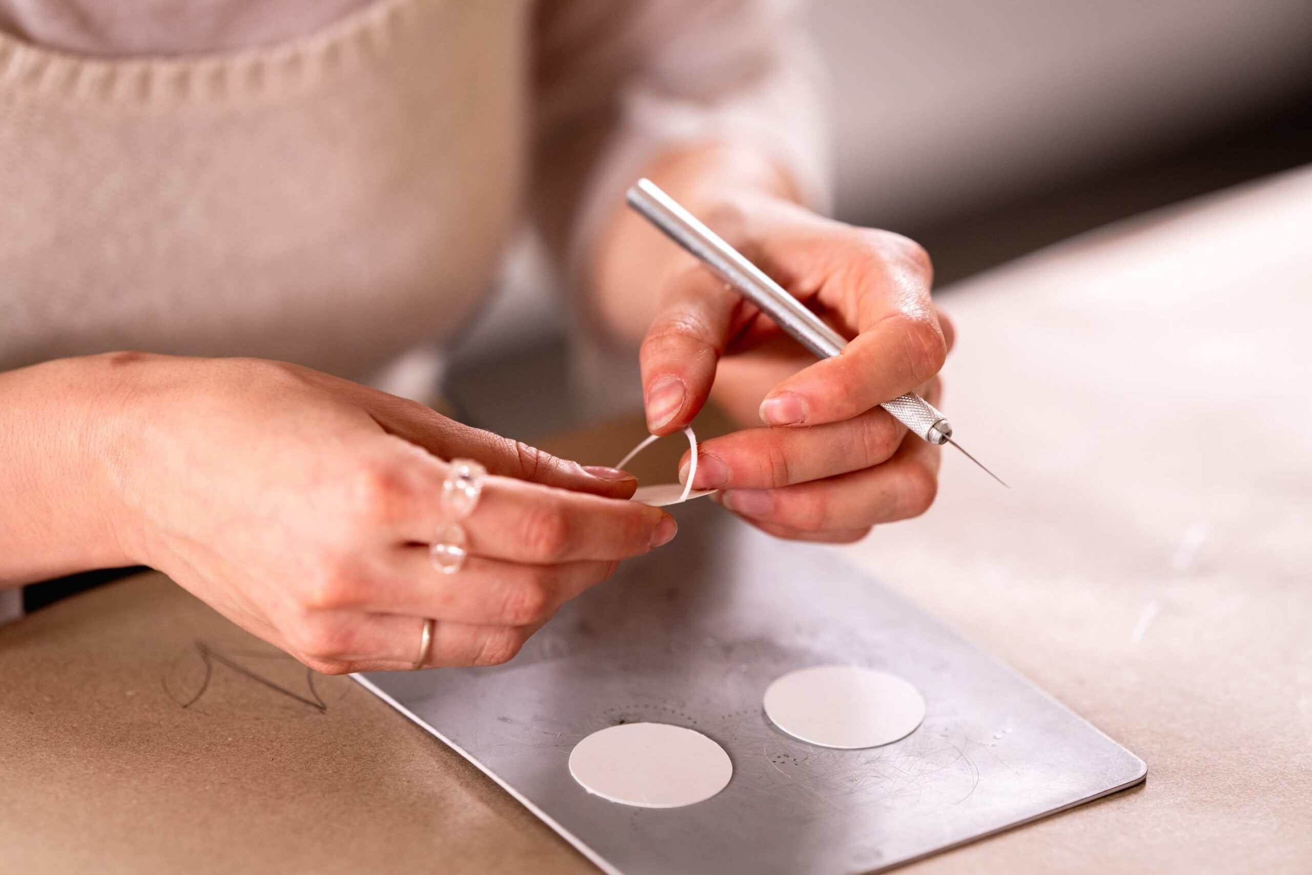 25/07/2025 - Erfurt: Lucia Čarnogurská aus der Slowakei fertigt Schmuckstücke am 25. Juli 2025 in den Künstlerwerkstätten der Landeshauptstadt Erfurt...Zehn internationale Künstler:innen sind für zwei Wochen beim Erfurter Schmucksymposium in den Künstlerwerkstätten der Landeshauptstadt Erfurt./._________________.Foto: Jacob Schröter (017623787412)
Thüringen, Deutschland, 2025, Erfurt, Schmuck, Künstler, Arbeit, Kunst
Künstlerwerkstätten, Garnisonslazarett, Geraaue, ehemalige BUGA-Fläche
Künstlerwerkstätten, Garnisonslazarett, Geraaue, ehemalige BUGA-Fläche