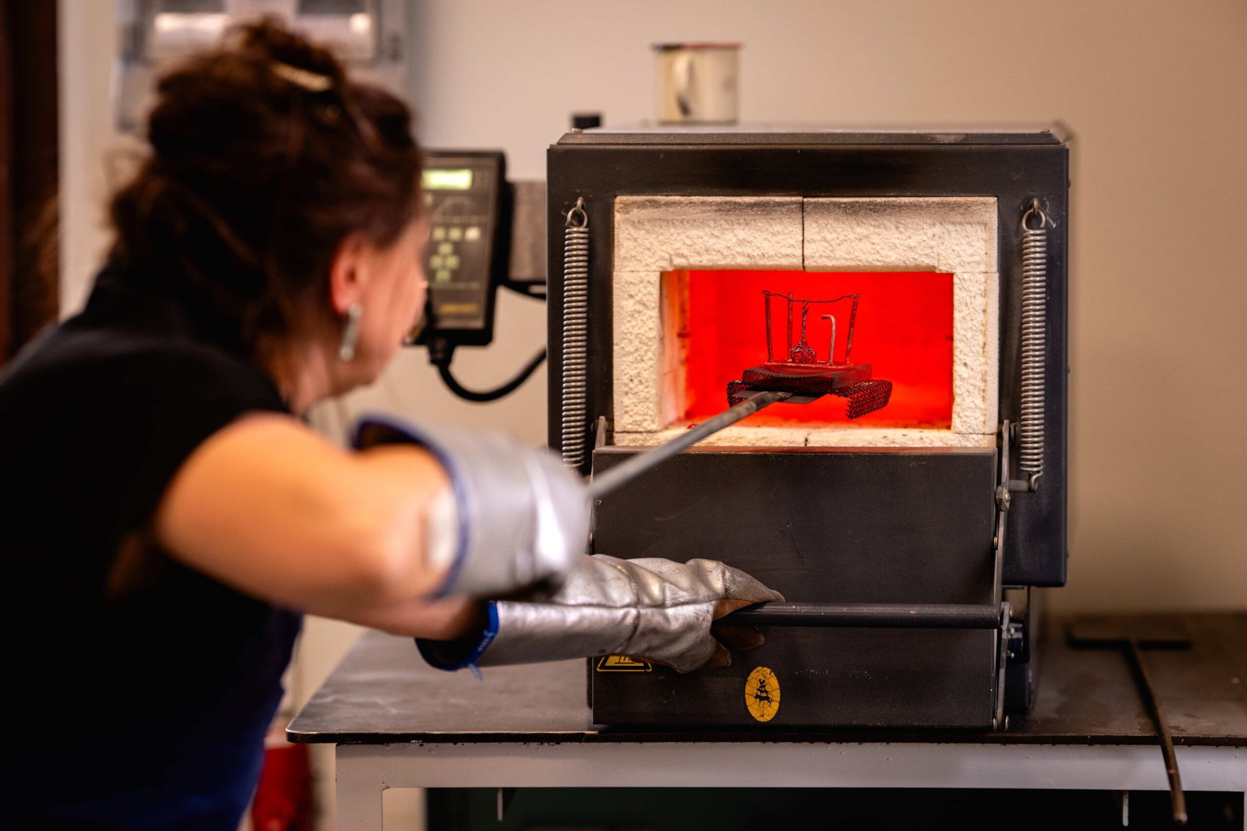 Momentaufnahmen aus den
Werkstätten: Edu Tarin aus
Spanien (re.) fertigt ein kleines
Skulpturenelement, Mandy
Rasch brennt Ohrringe.