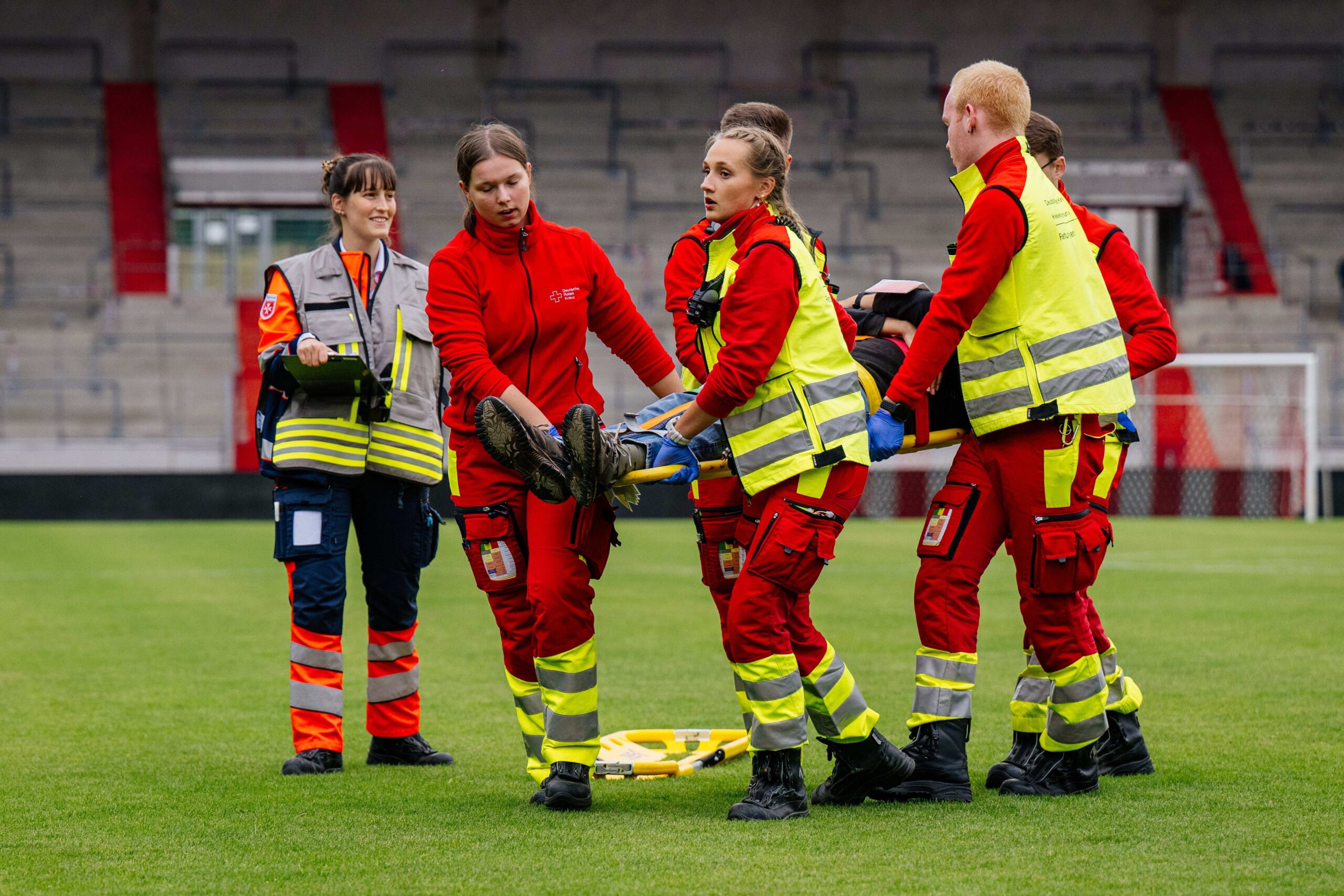 Deutschland, Thüringen, Thueringen, Erfurt, SWE, Stadtwerke, Stadt, Feuerwehr, Übung, Stadion, Großlage
Erfurt , 220825 , Arena Erfurt , Zahlreiche Verletzte nach Unfall: Einsatzübung der Feuerwehr in der Multifunktionsarena..Im Bild: Am Freitag, dem 22. August 2025, übt die Feuerwehr Erfurt in der Multifunktionsarena das Vorgehen nach einem Unglück. Von ca. 17:00 bis 20:00 Uhr ist eine Einsatzübung unter dem Stichwort „Massenanfall von Verletzten“ angesetzt. Möglichst realitätsnah wird dabei der Ablauf nach einem Unfall bei einer Großveranstaltung geprobt, um im Ernstfall vorbereitet zu sein...Foto: Steve Bauerschmidt
Einsatzübung der Feuerwehr in der Multifunktionsarena, sogenannter MANV, also ein Massenanfall von Verletzten, am 23. August2025
Einsatzübung der Feuerwehr in der Multifunktionsarena, sogenannter MANV, also ein Massenanfall von Verletzten, am 23. August2025