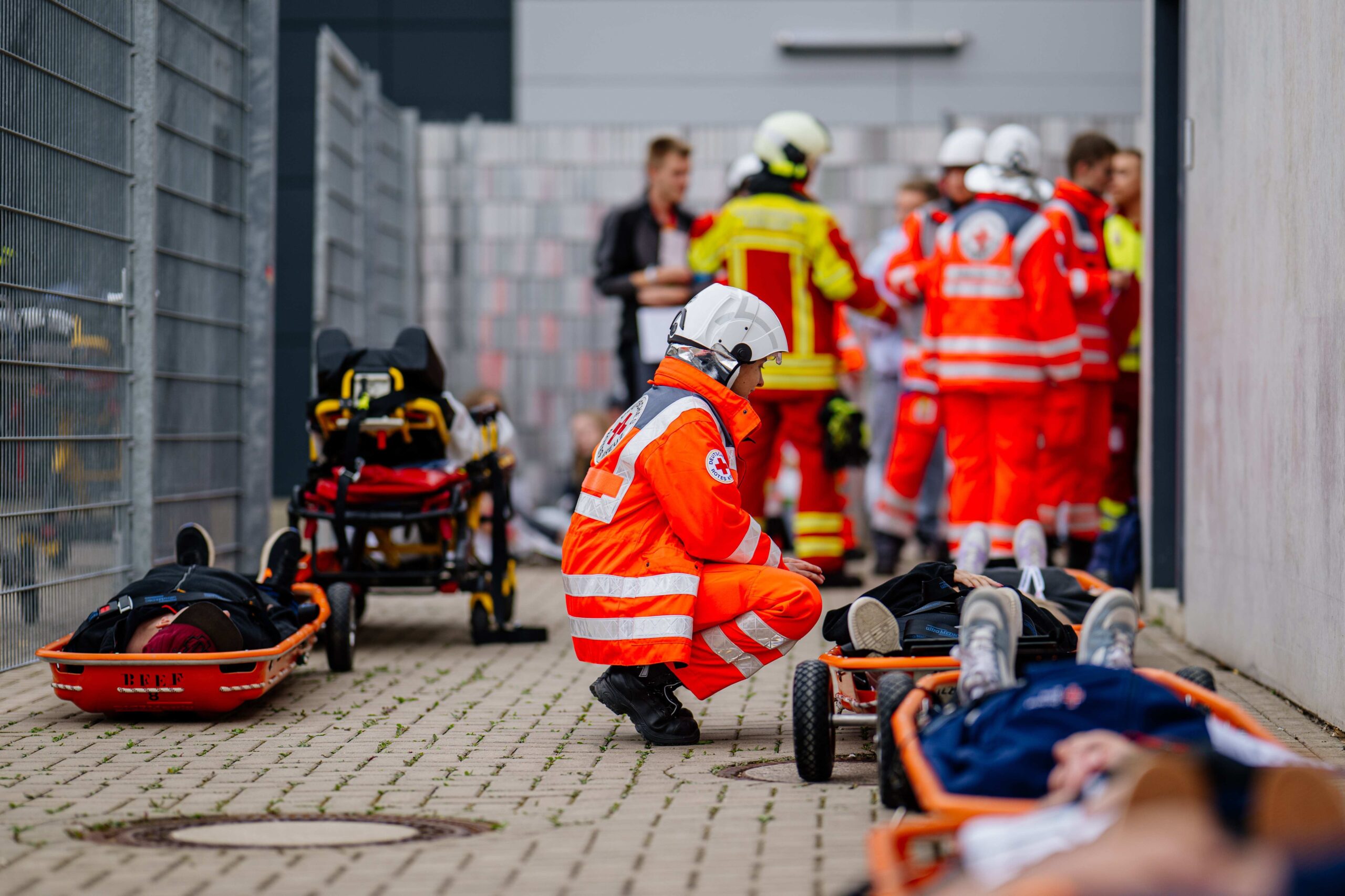 Deutschland, Thüringen, Thueringen, Erfurt, SWE, Stadtwerke, Stadt, Feuerwehr, Übung, Stadion, Großlage
Erfurt , 220825 , Arena Erfurt , Zahlreiche Verletzte nach Unfall: Einsatzübung der Feuerwehr in der Multifunktionsarena..Im Bild: Am Freitag, dem 22. August 2025, übt die Feuerwehr Erfurt in der Multifunktionsarena das Vorgehen nach einem Unglück. Von ca. 17:00 bis 20:00 Uhr ist eine Einsatzübung unter dem Stichwort „Massenanfall von Verletzten“ angesetzt. Möglichst realitätsnah wird dabei der Ablauf nach einem Unfall bei einer Großveranstaltung geprobt, um im Ernstfall vorbereitet zu sein...Foto: Steve Bauerschmidt
Einsatzübung der Feuerwehr in der Multifunktionsarena, sogenannter MANV, also ein Massenanfall von Verletzten, am 23. August2025
Einsatzübung der Feuerwehr in der Multifunktionsarena, sogenannter MANV, also ein Massenanfall von Verletzten, am 23. August2025