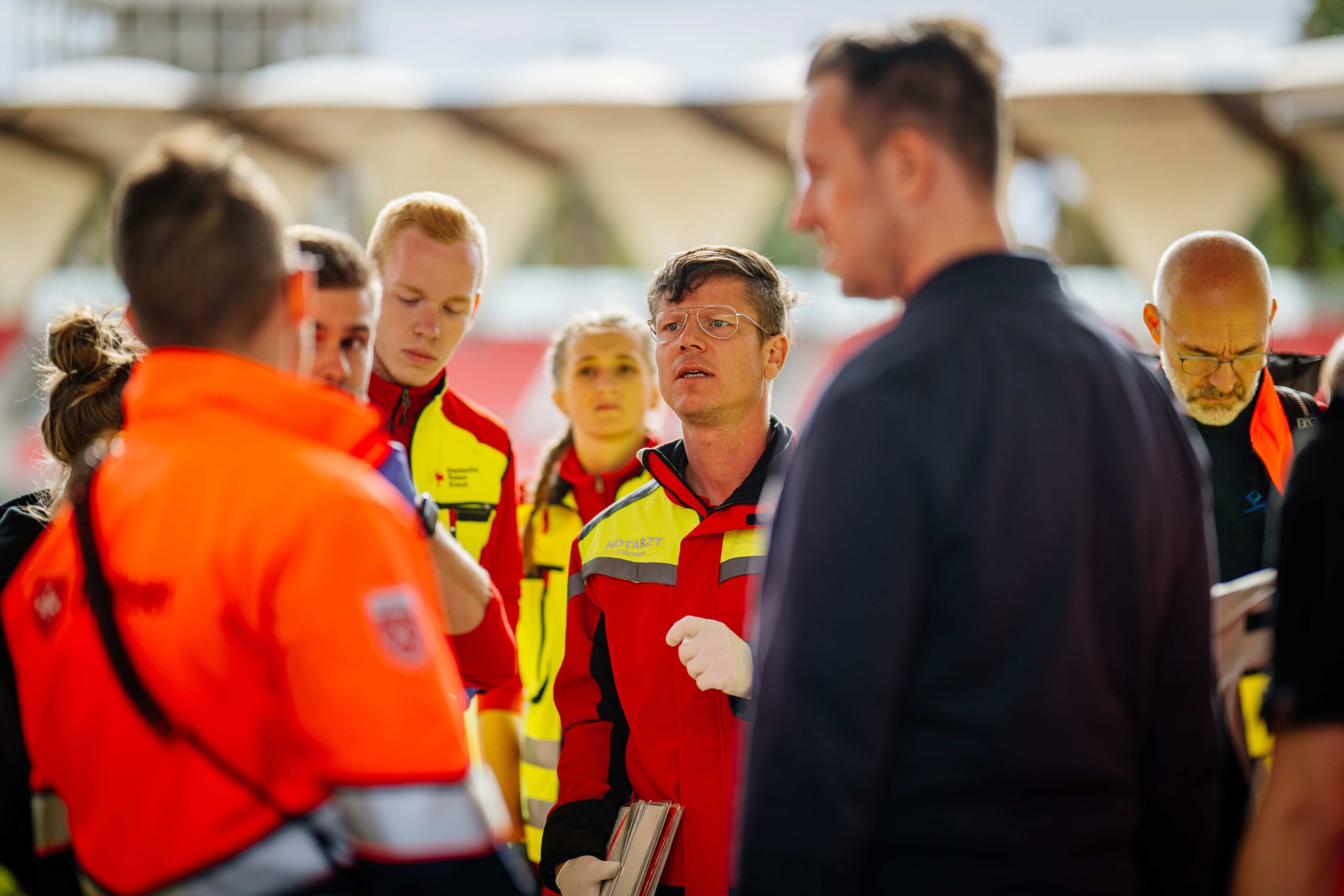 Deutschland, Thüringen, Thueringen, Erfurt, SWE, Stadtwerke, Stadt, Feuerwehr, Übung, Stadion, Großlage
Erfurt , 220825 , Arena Erfurt , Zahlreiche Verletzte nach Unfall: Einsatzübung der Feuerwehr in der Multifunktionsarena..Im Bild: Am Freitag, dem 22. August 2025, übt die Feuerwehr Erfurt in der Multifunktionsarena das Vorgehen nach einem Unglück. Von ca. 17:00 bis 20:00 Uhr ist eine Einsatzübung unter dem Stichwort „Massenanfall von Verletzten“ angesetzt. Möglichst realitätsnah wird dabei der Ablauf nach einem Unfall bei einer Großveranstaltung geprobt, um im Ernstfall vorbereitet zu sein...Foto: Steve Bauerschmidt
Einsatzübung der Feuerwehr in der Multifunktionsarena, sogenannter MANV, also ein Massenanfall von Verletzten, am 23. August2025
Einsatzübung der Feuerwehr in der Multifunktionsarena, sogenannter MANV, also ein Massenanfall von Verletzten, am 23. August2025