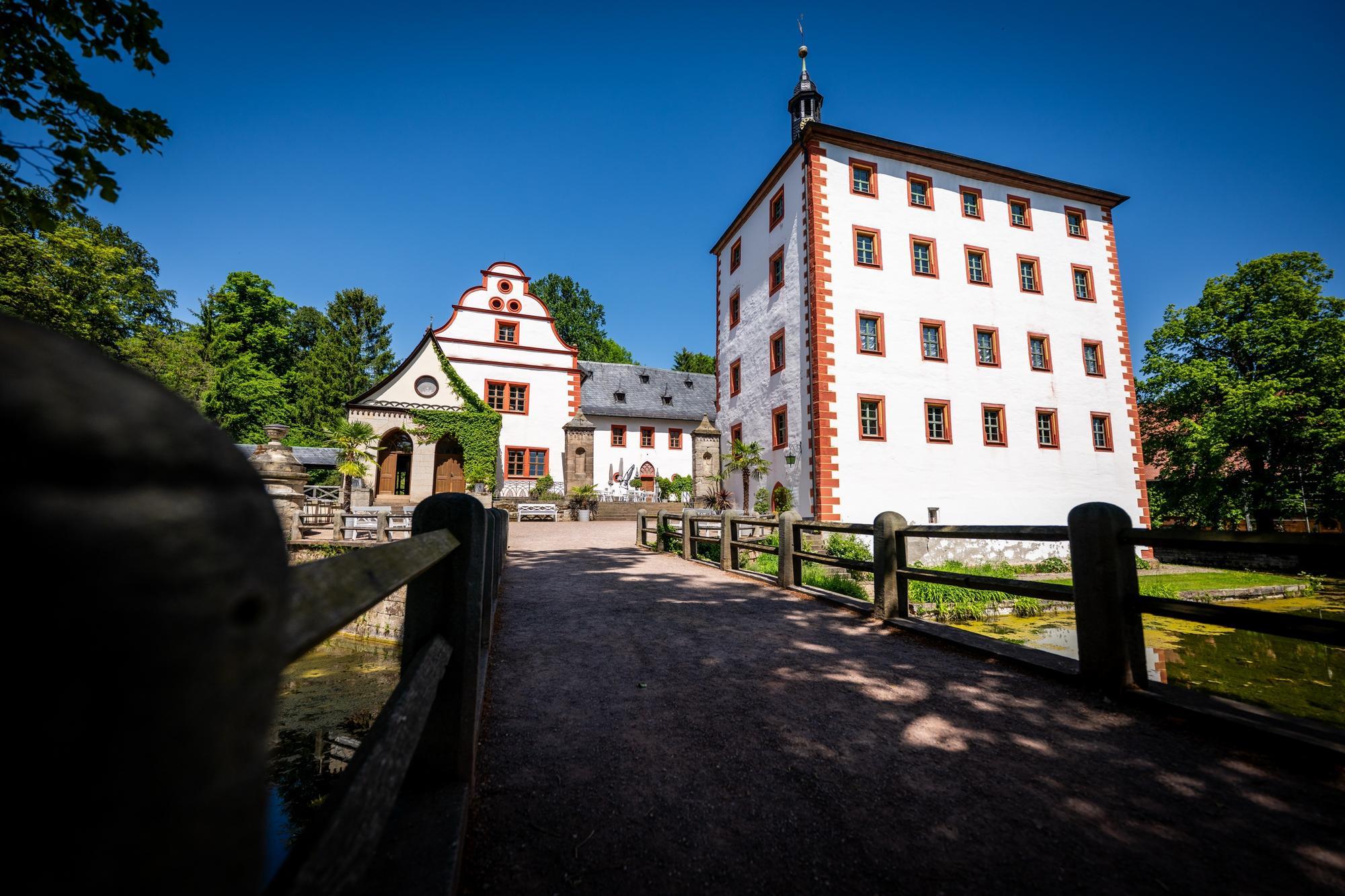 27/05/2026 - Großkochberg: Außenansicht des Schloss Kochberg am 27. Mai 2026. /._________________.Foto: Jacob Schröter (017623787412)
Thüringen, Deutschland, 2026, Schloss, Burg
Thüringer Burgen und Schlösser, Tourismusland Thüringen
Thüringer Burgen und Schlösser, Tourismusland Thüringen