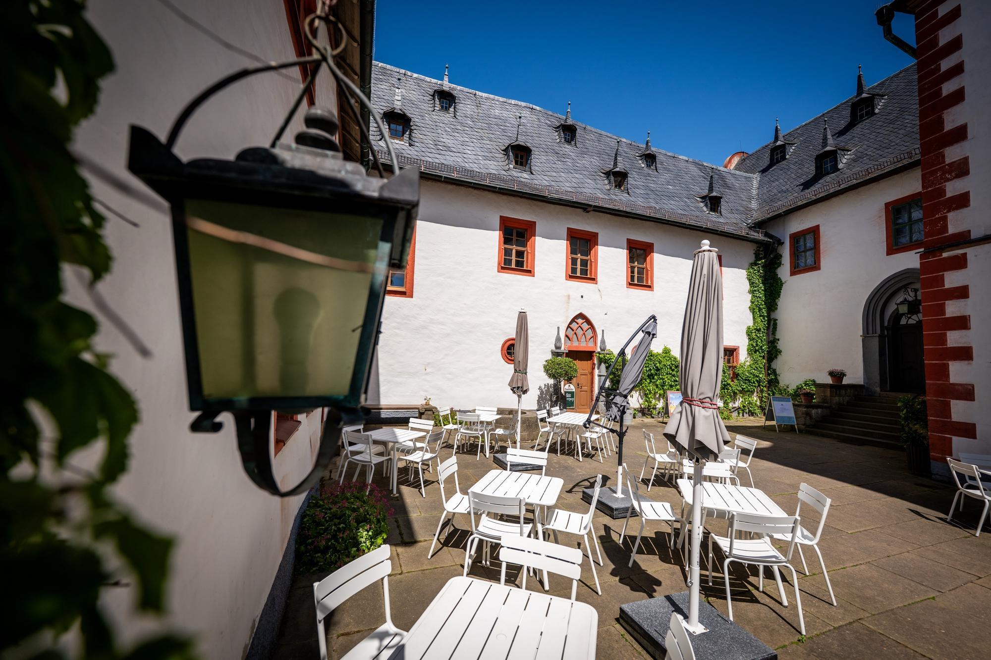 27/05/2026 - Großkochberg: Außenansicht des Schloss Kochberg am 27. Mai 2026. /._________________.Foto: Jacob Schröter (017623787412)
Thüringen, Deutschland, 2026, Schloss, Burg
Thüringer Burgen und Schlösser, Tourismusland Thüringen
Thüringer Burgen und Schlösser, Tourismusland Thüringen