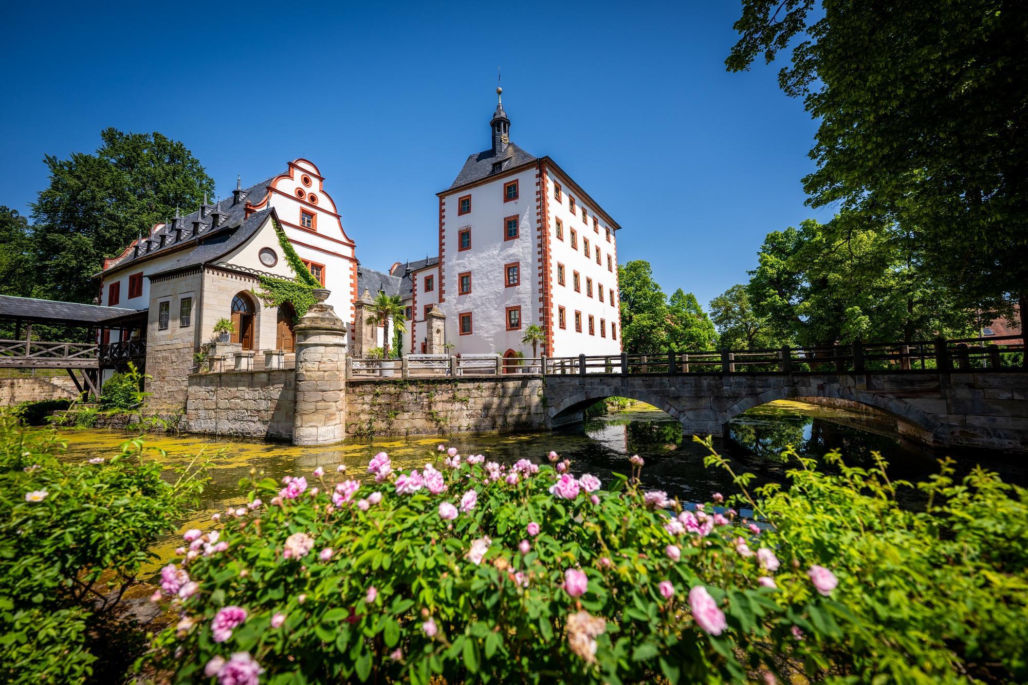 27/05/2026 - Großkochberg: Außenansicht des Schloss Kochberg am 27. Mai 2026. /._________________.Foto: Jacob Schröter (017623787412)
Thüringen, Deutschland, 2026, Schloss, Burg
Thüringer Burgen und Schlösser, Tourismusland Thüringen
Thüringer Burgen und Schlösser, Tourismusland Thüringen